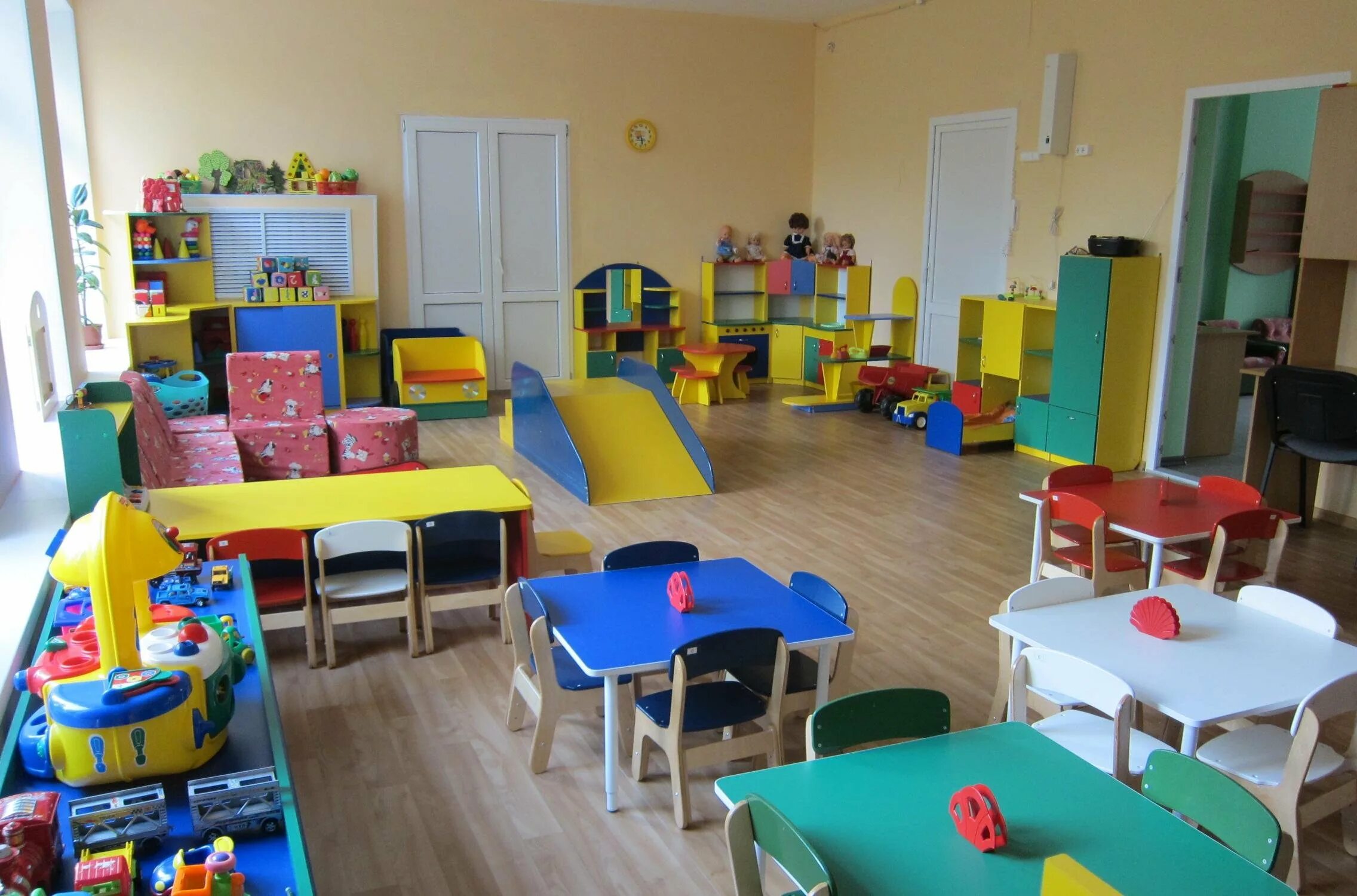 Какой бывает садик. Мебель для детского сада. Современная мебель для детского сада. Группа детского сада. Мебель для группы детского сада.