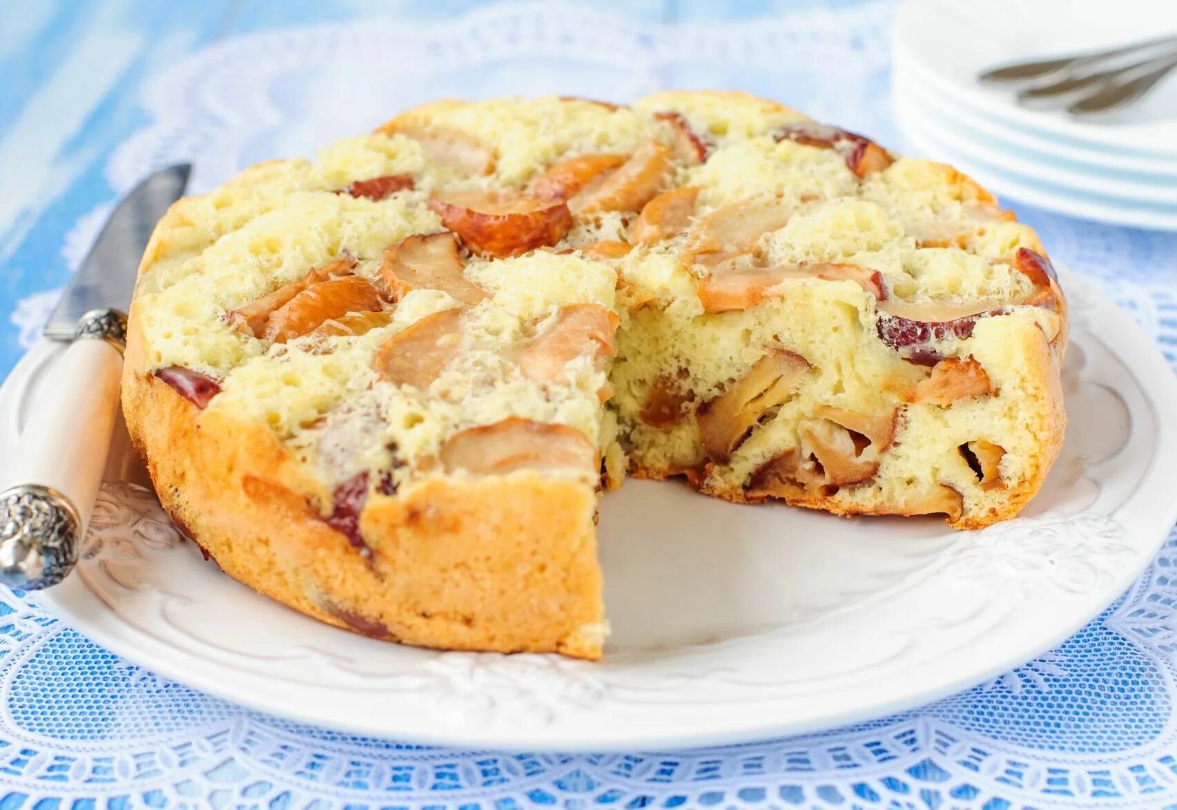Простое тесто для шарлотки с яблоками. Шарлотка. шарлотка с яблоками. шарлотка с яблоками в мультиварке. мини шарлотка с яблоками.