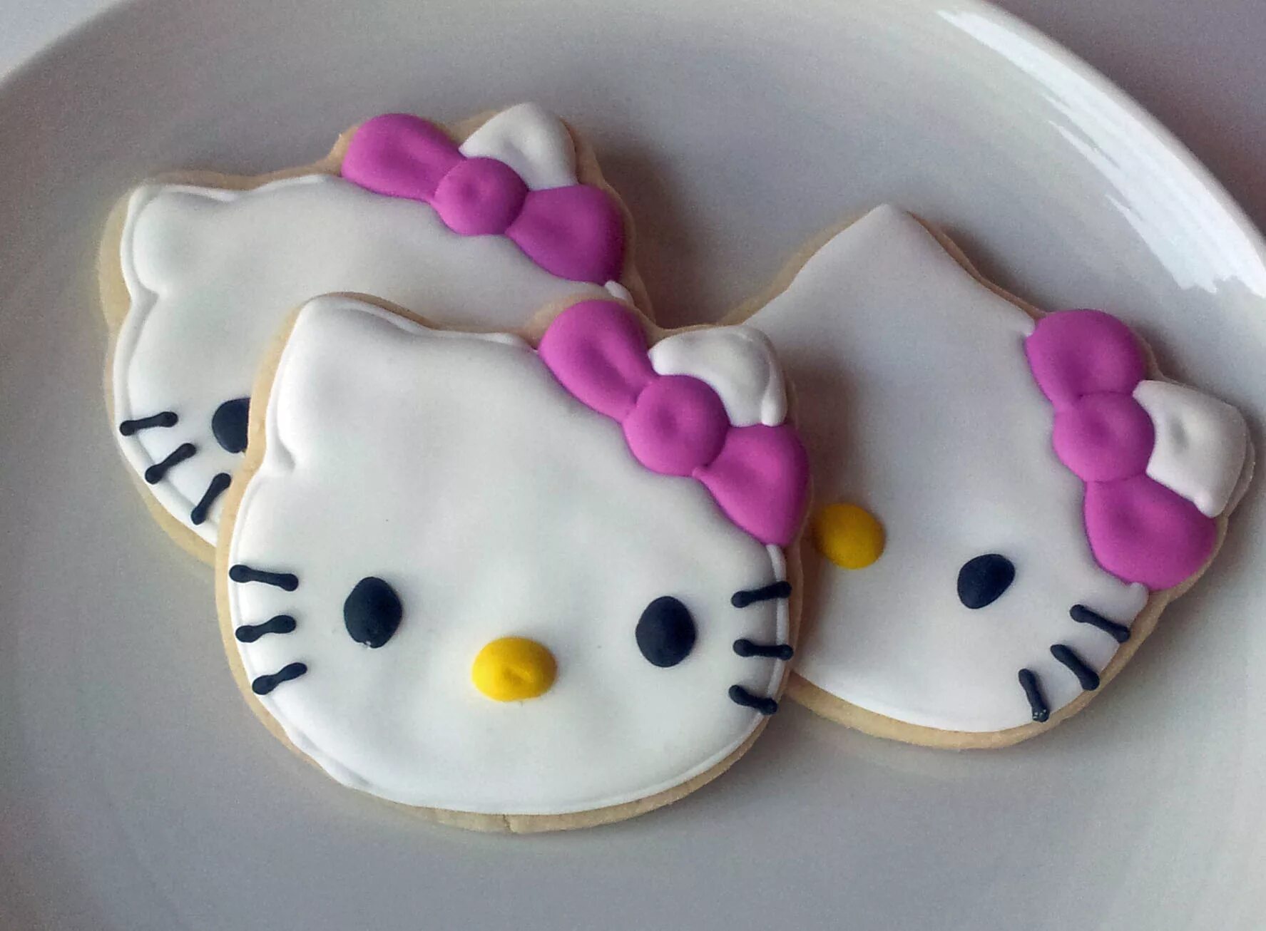Как можно сделать hello kitty. Пряник хелло китти. печенье хелло китти. пряники hello kitty. имбирные пряники хелло китти.
