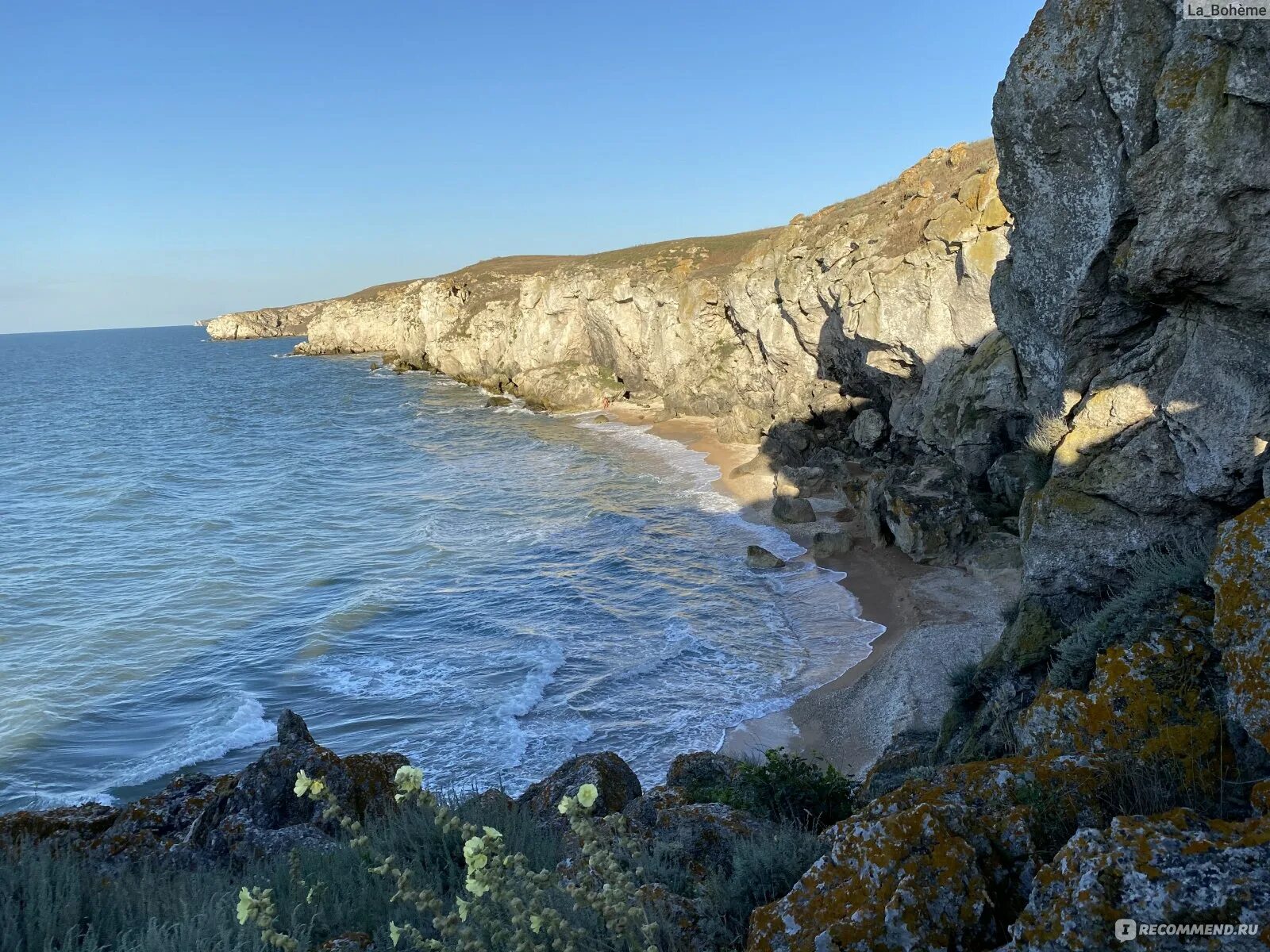 Генеральский пляж крым где. Генеральские пляжи в Алуште. Крым Генеральские пляжи волны. Генеральские пляжи в новом свете. Генеральские пляжи в Крыму в мае.