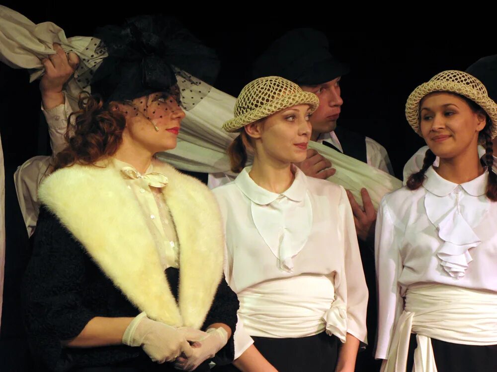 Театр шляп. Шляпы ирины белопуховой. Театральные головные уборы. Драматический театр со шляпой. Головные уборы для театра.