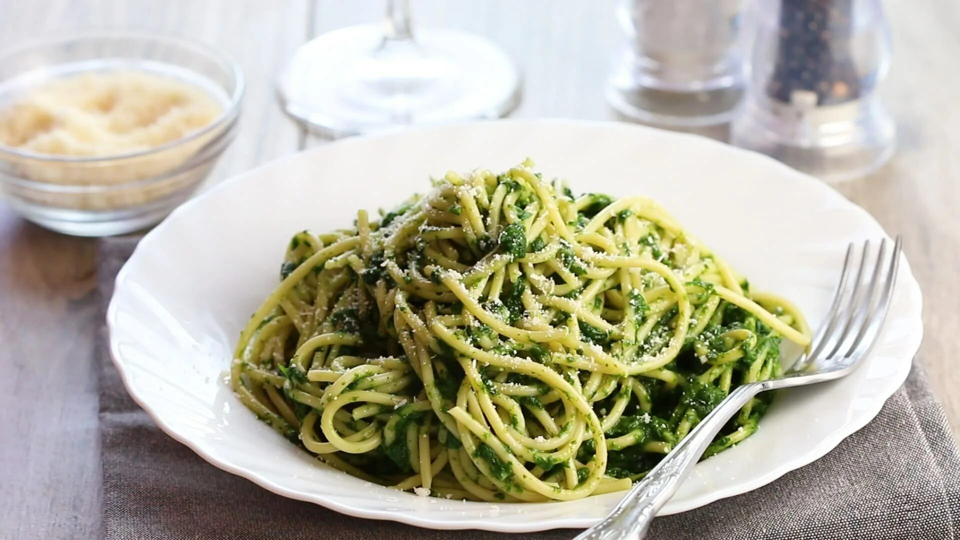 Паста со шпинатом. Шпинатные фетучини. Зеленые спагетти. Лапша с песто. Макароны со шпинатом.