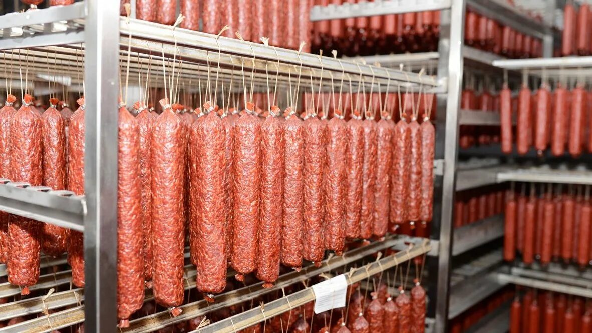 вологодский колбасный завод. архангельский мясокомбинат. хранение колбасных изделий. фабрика колбасы. колбасный цех.