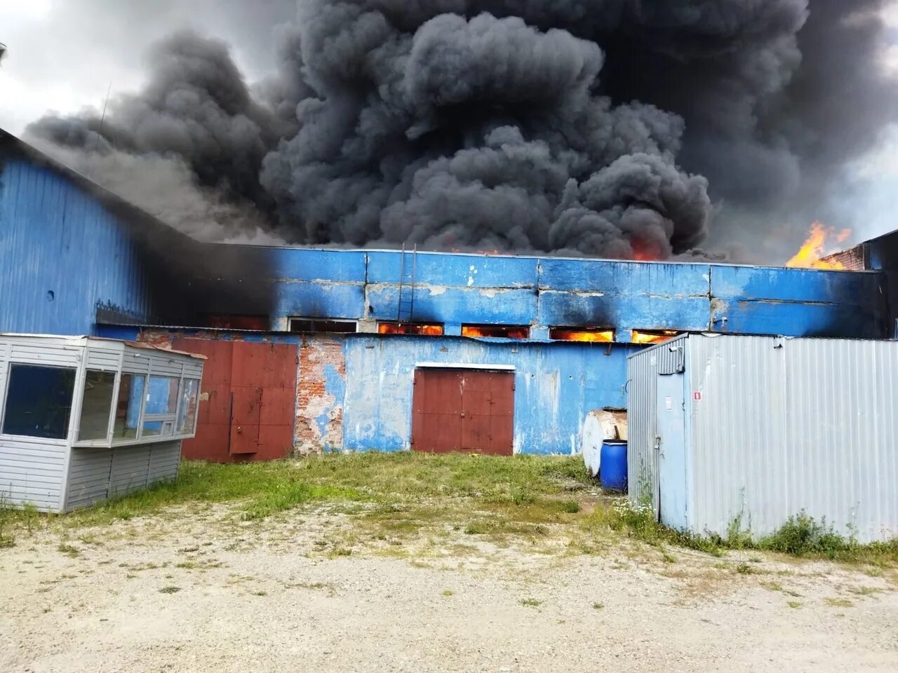 Пожар в казанском танковом. Поселок Киндери Казань. Пожар на складе. Пожар в Казани. Пожар на производстве.