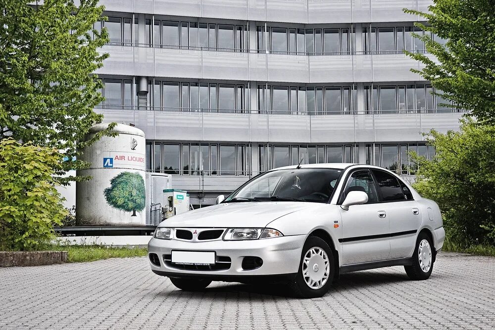 Первая мицубиси. Mitsubishi Carisma 1 поколение. Митсубиси Каризма 2004. Митсубиси Каризма 1995. Мицубиси Carisma 1995.