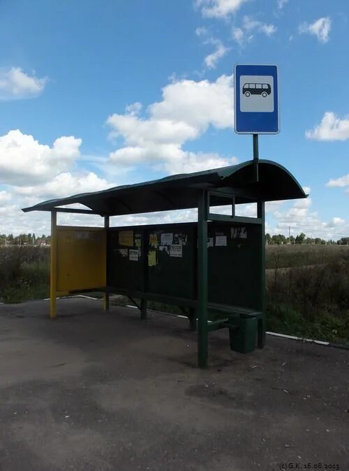 Загородные остановки. Остановка на заливе. Дачные остановки автобуса. Автобусная остановка Хотьково. Автобусная остановка в лесу.