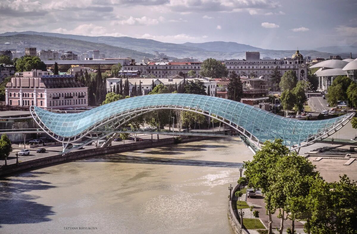 Мост в грузии. Мост дружбы Тбилиси. Стеклянный мост в Тбилиси. Пешеходный мост в Тбилиси.