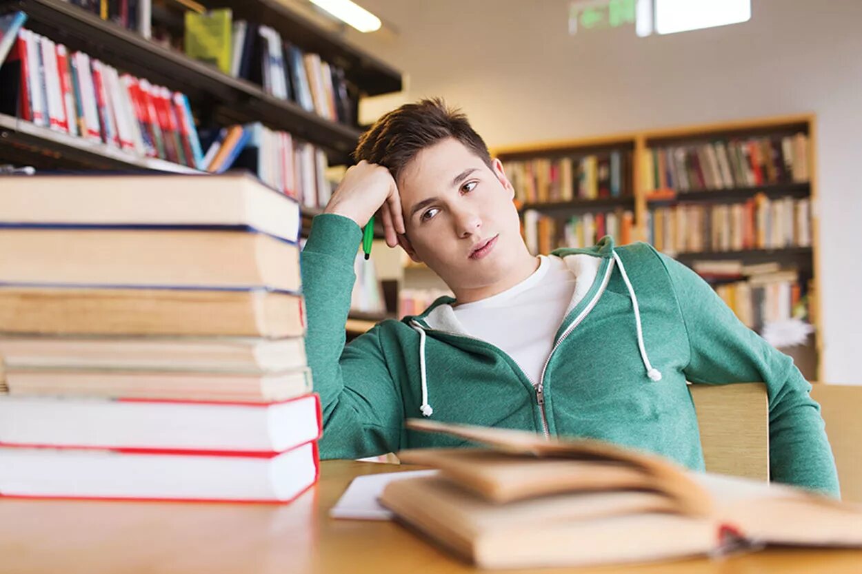 Student pupil. Подросток с книжкой. Подростки учеба. Студенты в библиотеке. Учеба в универе.