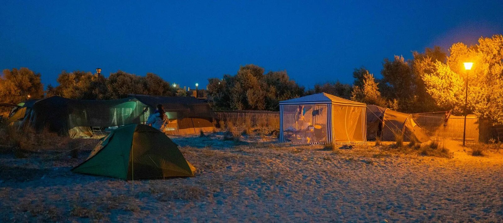 Camping club. Автокемпинг Сансет Оленевка. Кемпинг Sunset Оленевка. Автокемпинг Сансет в Крыму. Sunset Оленевка кемпинг в Крыму.