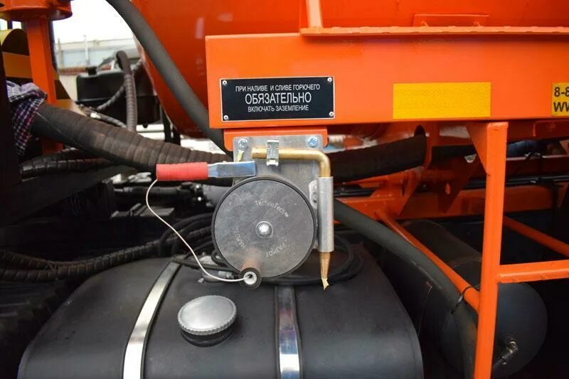 Табличка бензовоз заземление. Бза1. Заземление жд цистерн при сливе нефтепродуктов. Табличка для заземления машины. Заземление автоцистерн при сливе топлива.