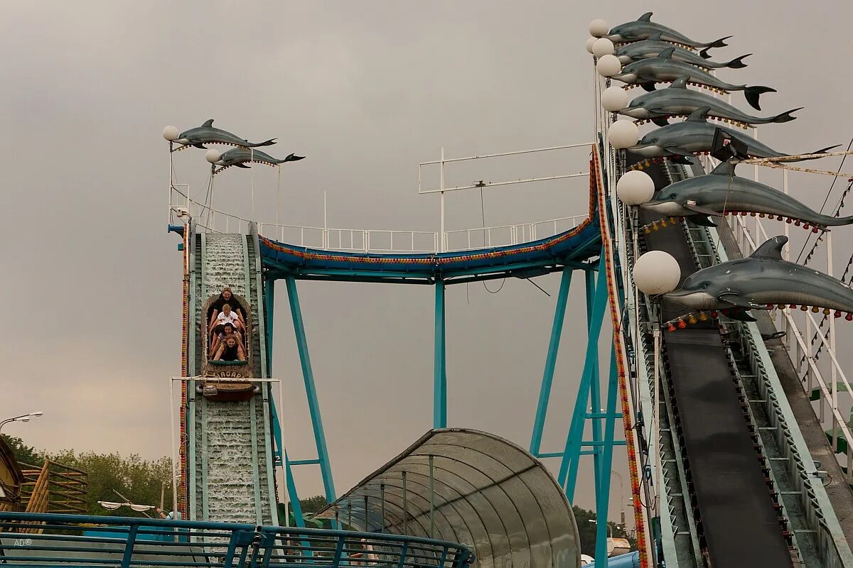 Аттракционы в москве закрыли. Парк Горького Москва аттракционы. Парк аттракционов в парке Горького в Москве. Аттракцион Ниагара в парке Горького. Парк Горького Москва карусели.