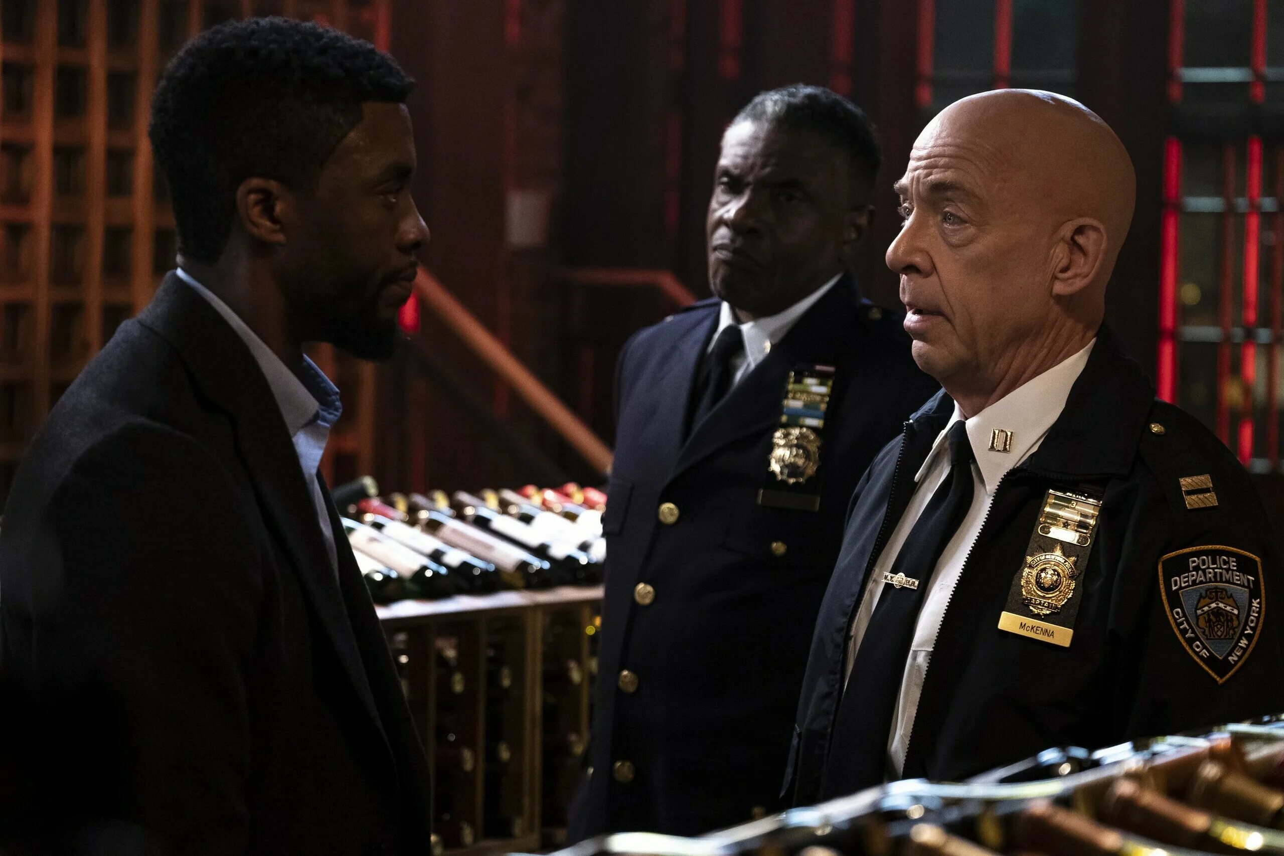 Мост 21. Мост фильм 2019. 21 bridges фильм 2019. чедвик боузман 21 мост. чедвик боузман фильм мост.