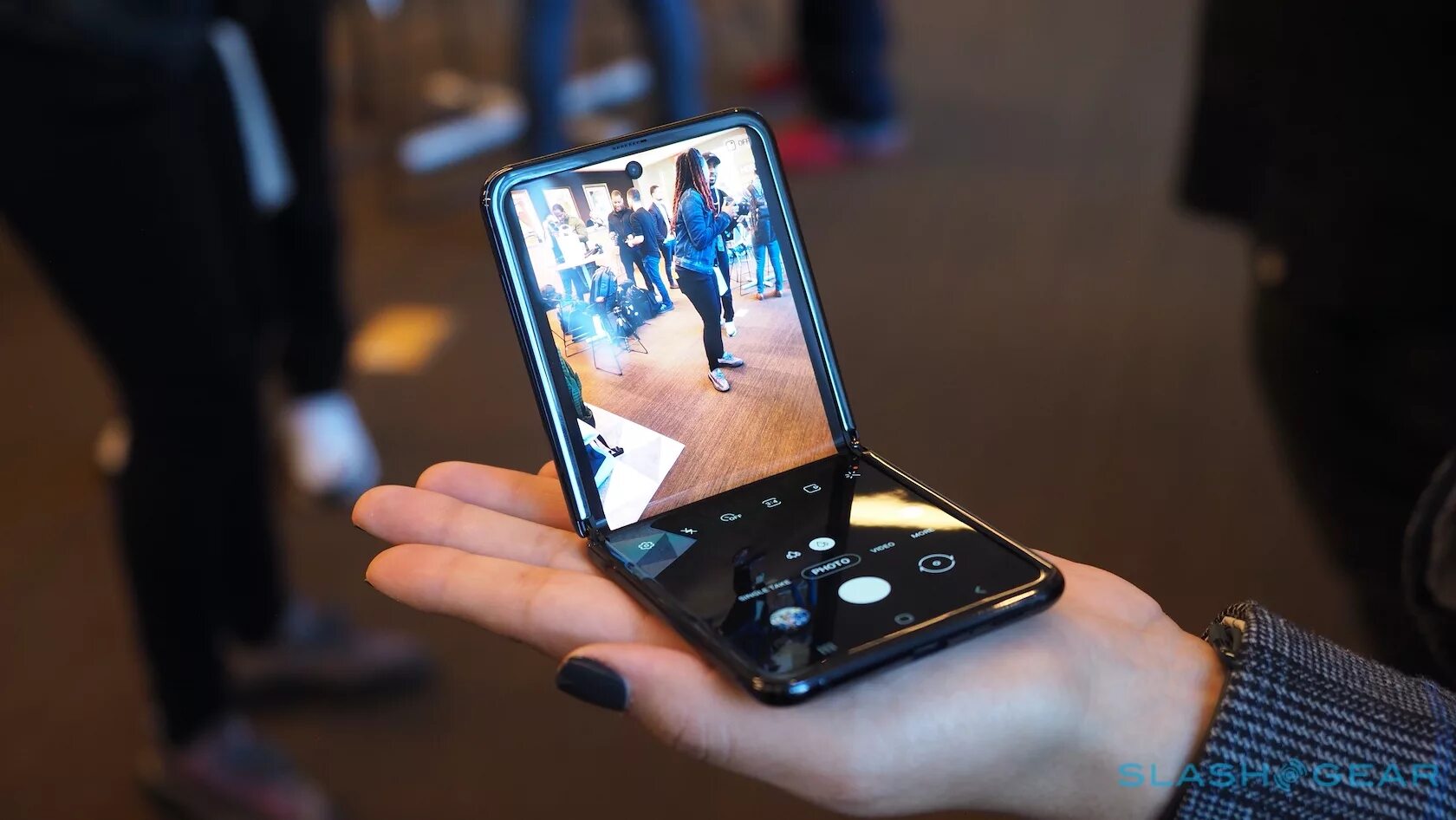 Экран флип 5. Samsung galaxy z flip камера. galaxy z flip 3 камера. самсунг флип 5 камера. камера самсунг галакси флип 3.