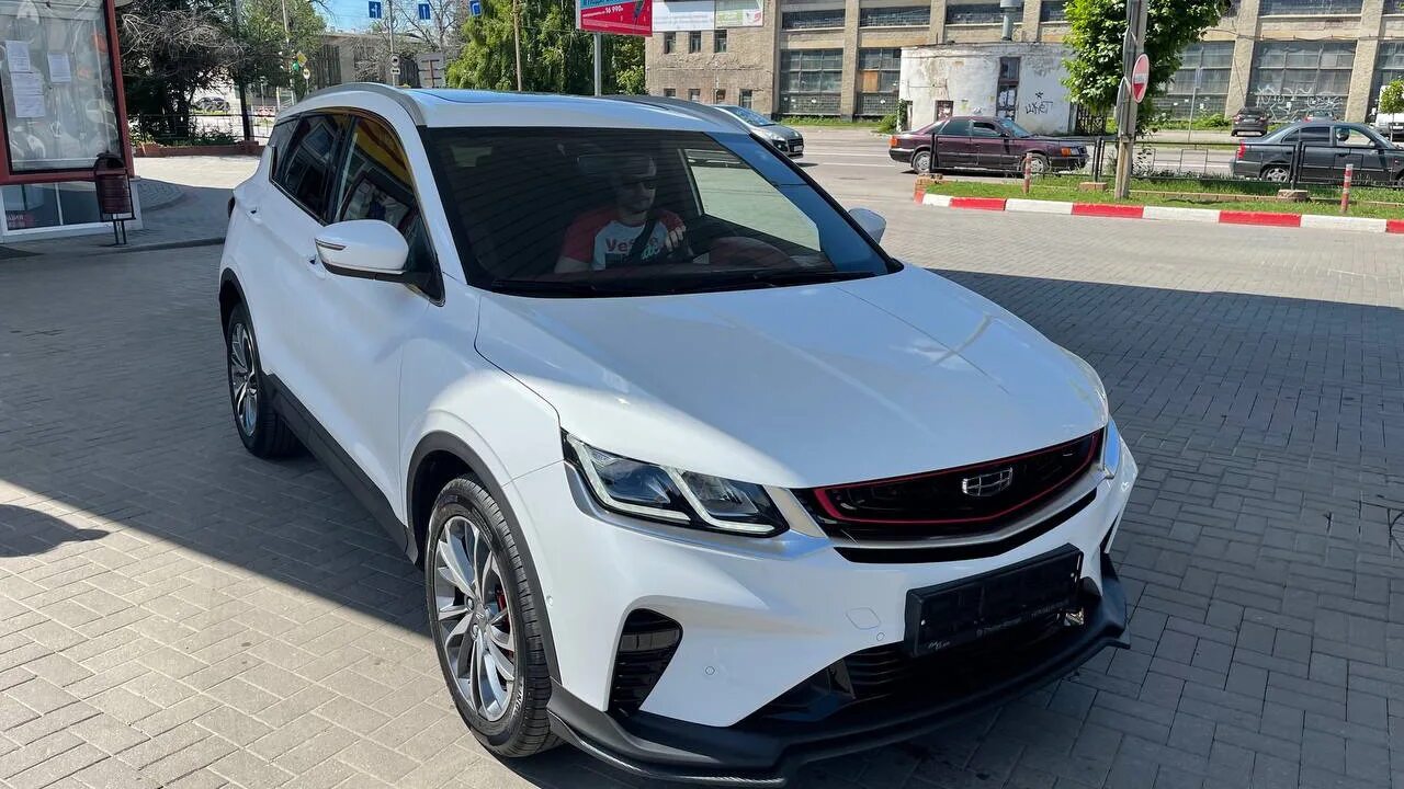 Geely Coolray серый. Geely Coolray белый с черной крышей. Geely Coolray 2021 Grey. Флагшип спорт Geely Coolray.