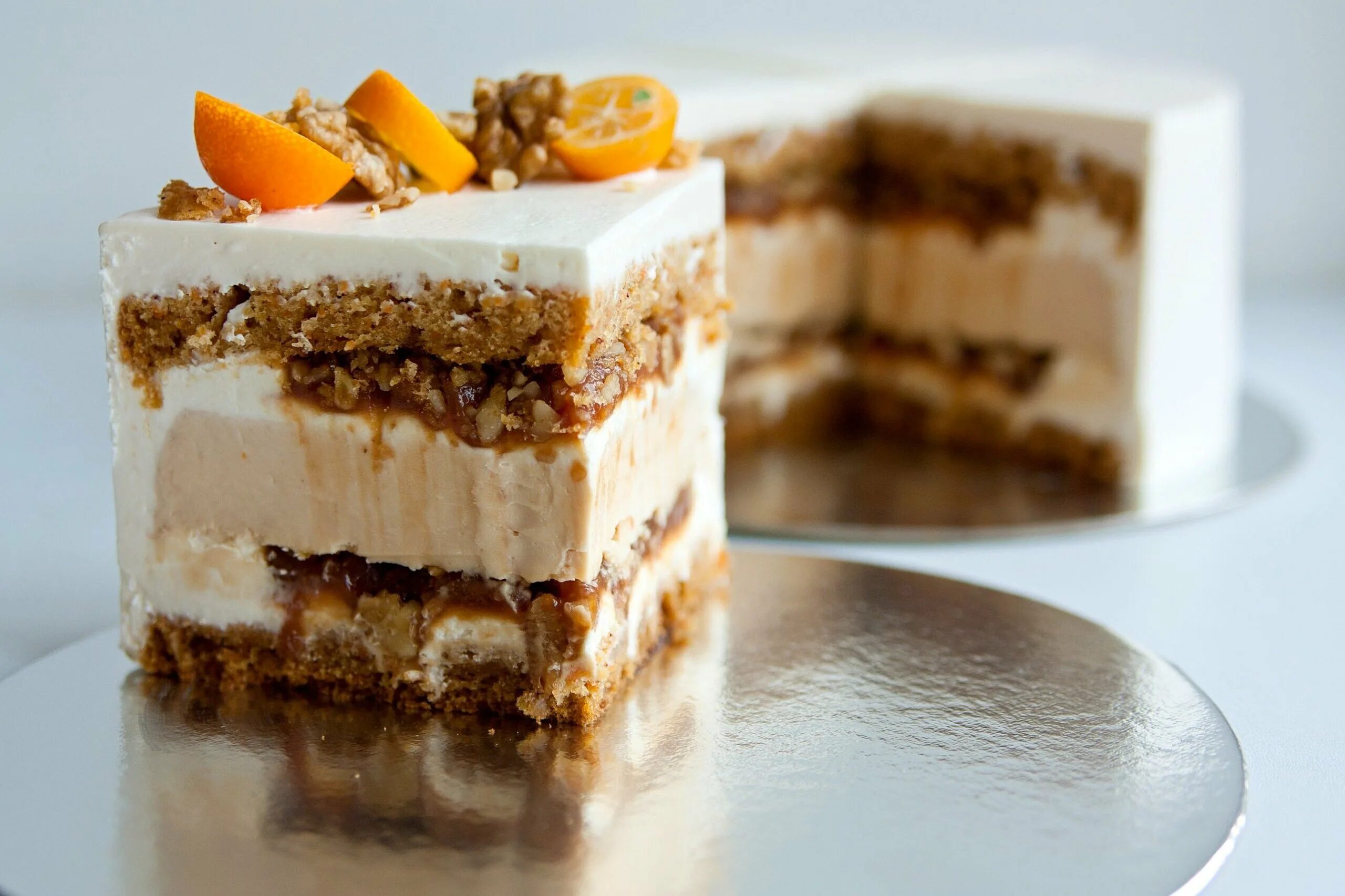 Морковный торт с апельсиновым кремом. Морковно Карамельный торт. Карамельный крем чиз. Торт тирамису Карамельный. Морковный торт Чизберри.