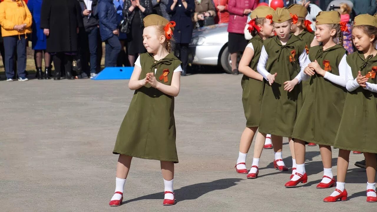 Военное платье для девочки. Костюмы на 9 мая для детей. Наряды детей на 9 мая. Костюмы на 9 мая для детей на концерт. Песня танец победы