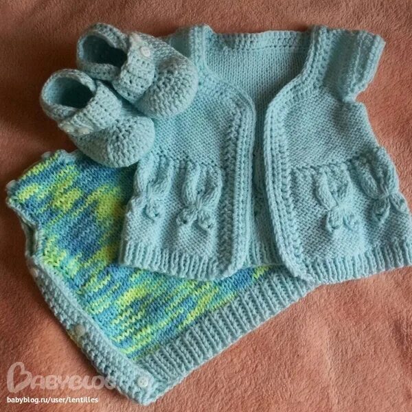 Вязаная жилетка для девочки. Вязаный жилетик для малыша. Жилетка для новорожденного спицами. Вязаные безрукавки для новорожденных. Жилетка для новорожденного спицами.
