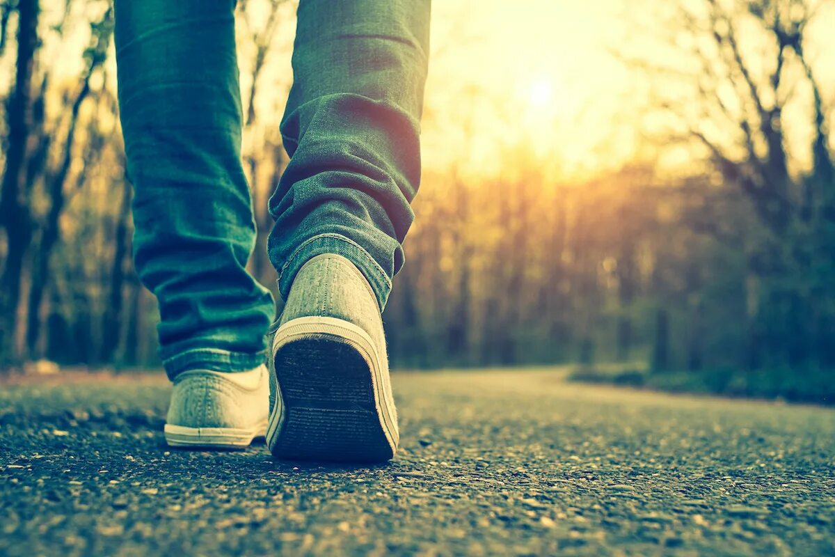 Do you want to walk. Ноги по дороге. Ноги идут. Ноги идут по дороге. Ноги парней.