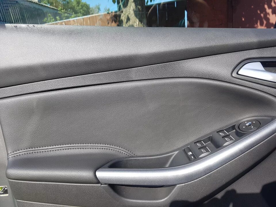 Кожа-рожа) Дверные карты титаниум, пищалки в задние двери - Ford Focus III Sedan