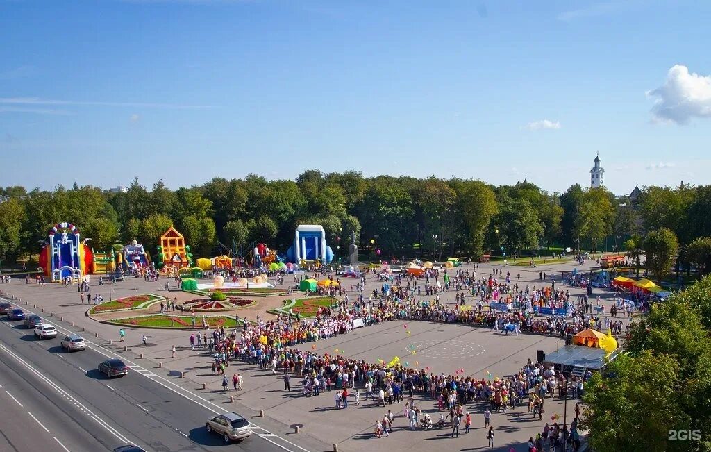 Парк Великий Новгород. Кремлёвский парк Великий Новгород аттракционы. Кремлевский парк в Великом Новгороде. Парк 1100 летия Великого Новгорода.