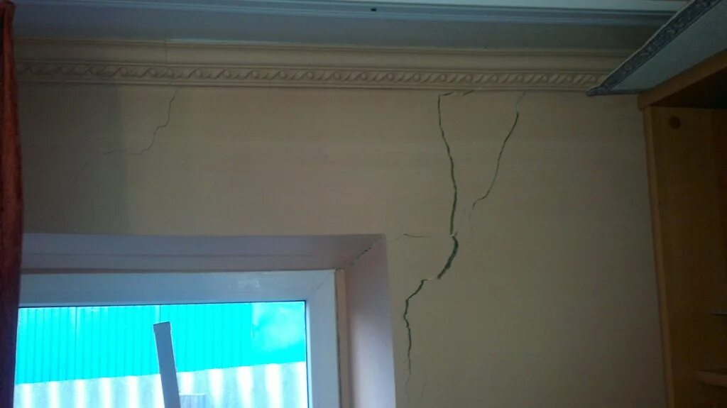 трещины на штукатурке. отслаивание штукатурки. внутренние стены отошли от основной. отходят стены. отходят стены.