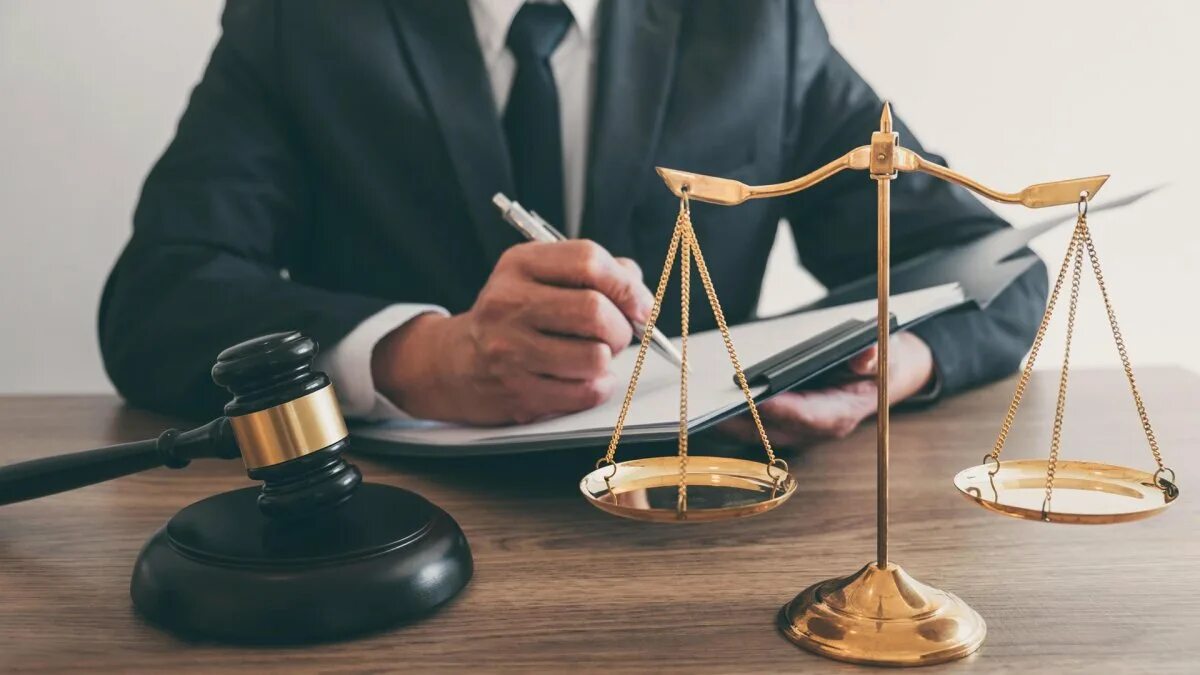 Консультация юриста. Юрист в суде. Женщина юрист. Юридические услуги для бизнеса. Юридические услуги.