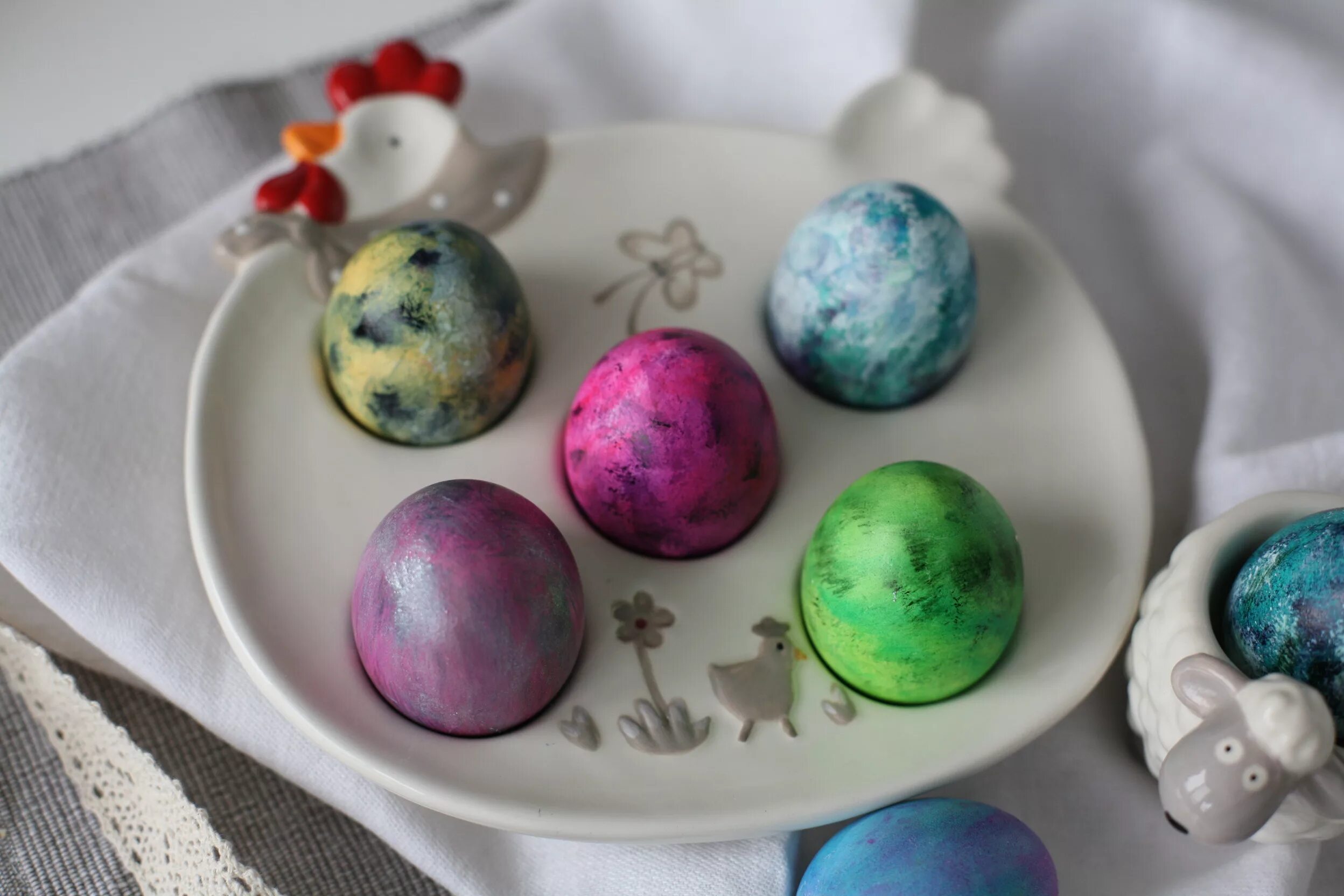 Какими цветами красить яйца. Покраска яиц на Пасху. Необычное окрашивание яиц к Пасхе. Крашеные яйца на Пасху. Красиво красим яйца на Пасху.