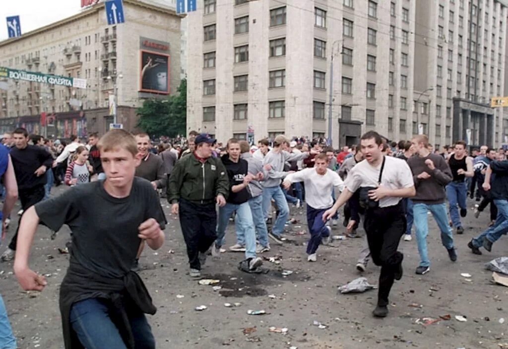 12 июня 2002 г 67. Беспорядки на Манежной площади 2002. Массовые беспорядки в Москве 2002. Погромы на Манежной площади 2010.