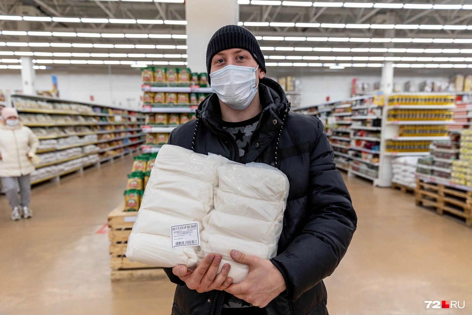 Полон сахару. Ложка сахара на белом фоне. Сахар в чашке. Сахар для похудения. Сахар тростниковый.