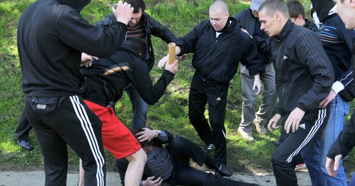 Человека бьют толпой. Человека бьют толпой. Толпа гопников. Молодежная преступность. Человека бьют толпой.