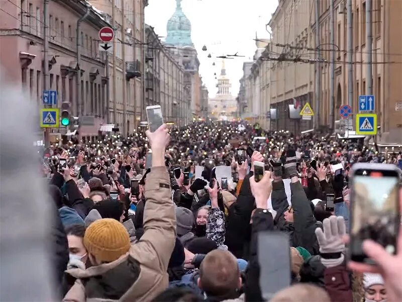 Петербург митинг навальный. Митинг в феврале 2021 Навальный в Санкт-Петербурге. Протест с фонариком. Протесты в Петербурге. Митинг с фонариками.