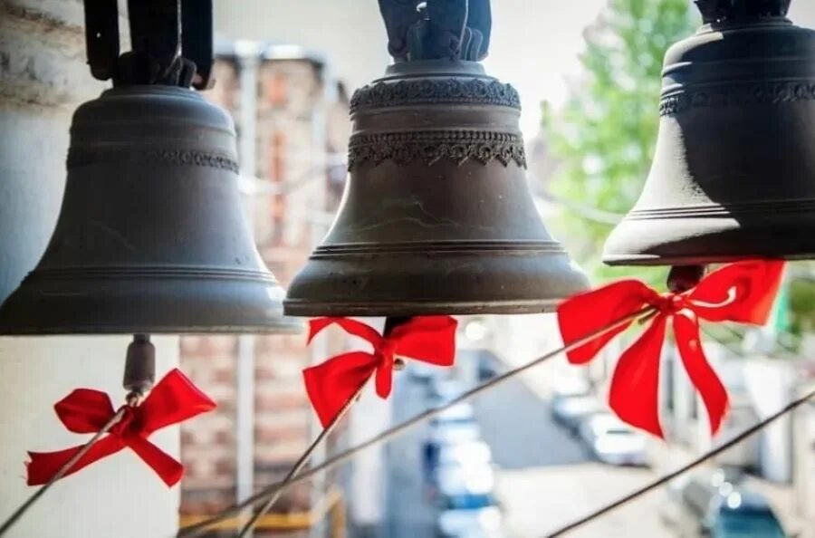 пасхальные колокола во франции. звон колакала благовест. колокольный звон праздничный трезвон. колокола церковные звонарь. колокольный звон на звоннице.