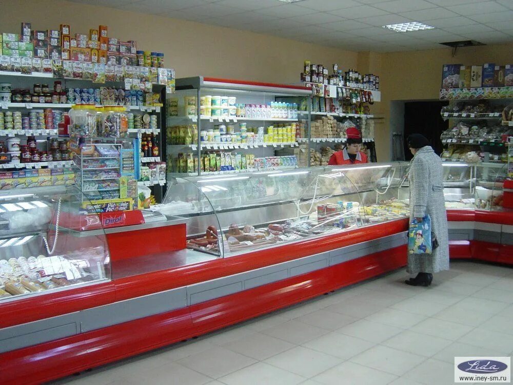 Продавец продуктов прилавочного типа. Витрина продуктового магазина. прилавок маленького продуктового магазина. что такое маленький магазин прилавочного типа. магазин через прилавок.