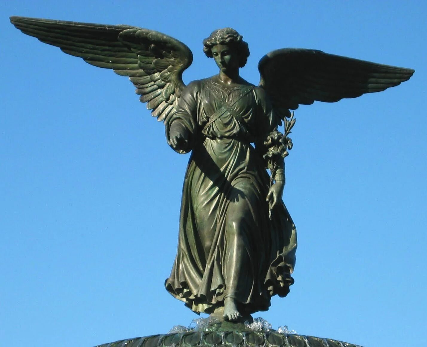 Бронза ангел с трубой. Ангел на александровской колонне. Бронзовый ангел над океаном. Бронзовый ангел над океаном. Бронзовый ангел над океаном.