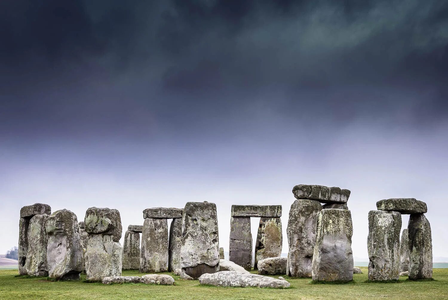 Stonehenge is perhaps the worlds. Кромлех Стоунхендж. Великобритания. Неолит. Мегалиты Стоунхендж. Мегалитическая архитектура Стоунхендж. . Кромлех Стоунхендж в Великобритании.