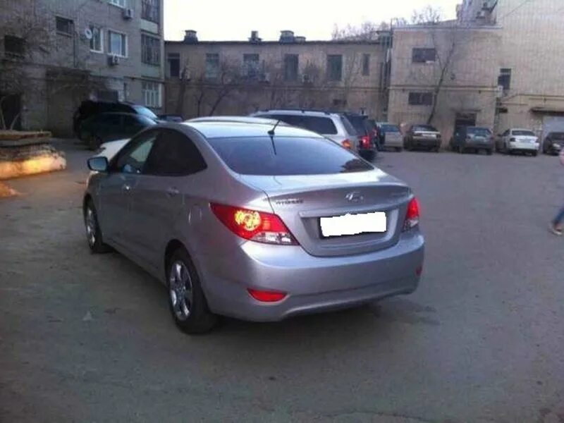 солярис ждет нас во дворе. разбитый hyundai solaris 2021 серый. девушка с хундай солярис. белый хендай солярис ждет нас во дворе. хендай солярис 2022.