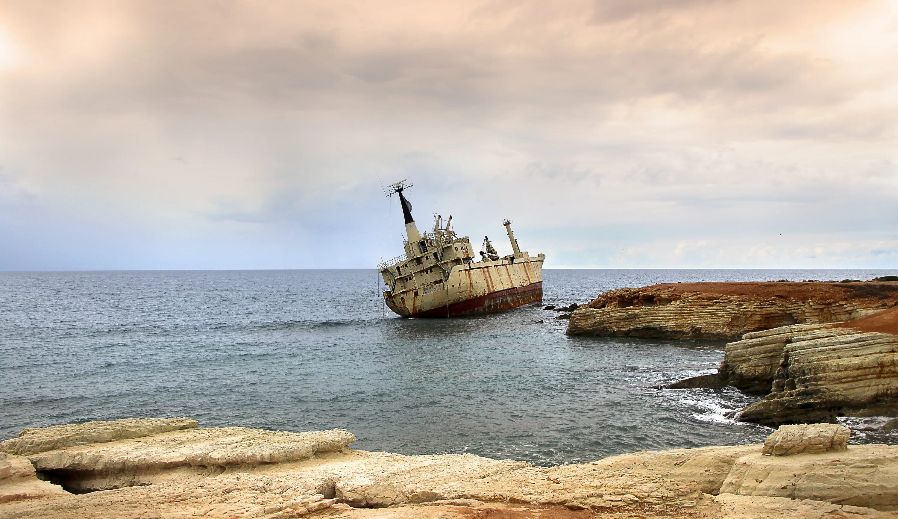 Корабли садятся на мель. Корабль на мели. Мель в море. Кипр корабль севший на мель. Пафос корабль на мели.