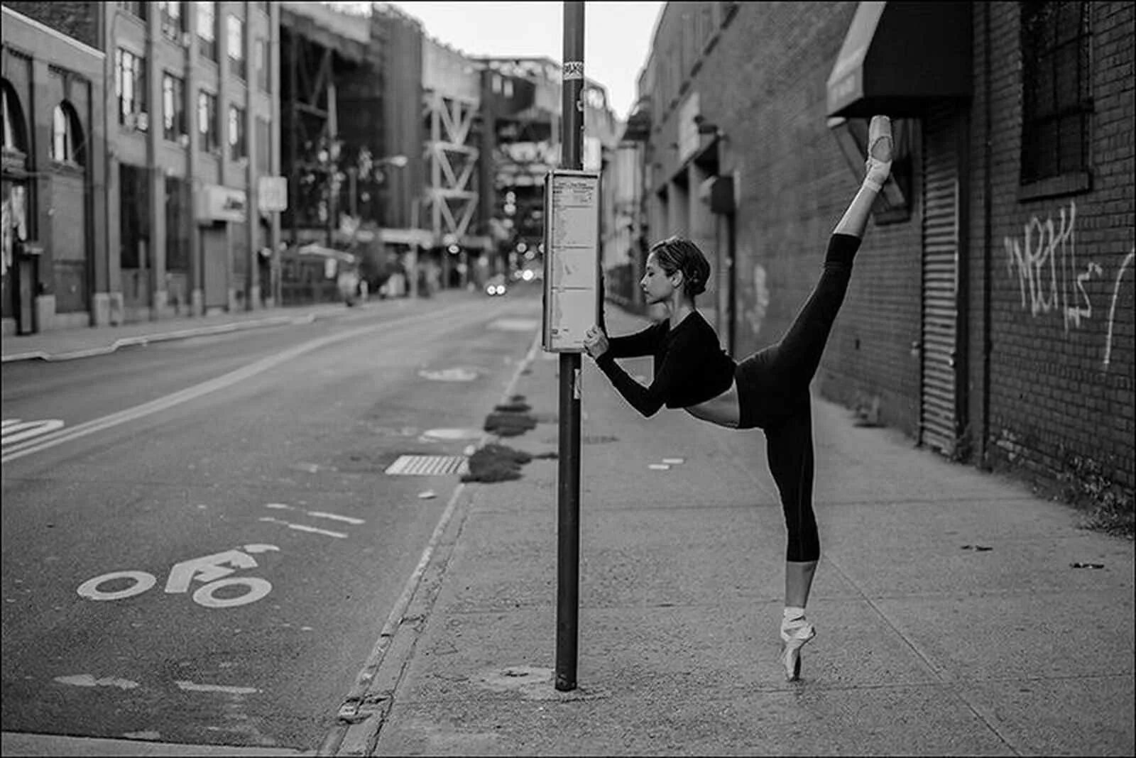 Город балерина. Дэйн Шитаги фотопроект балерина. Ballerina Project фотографа Dane Shitagi. Балерина в городе. Балерины на улицах города.