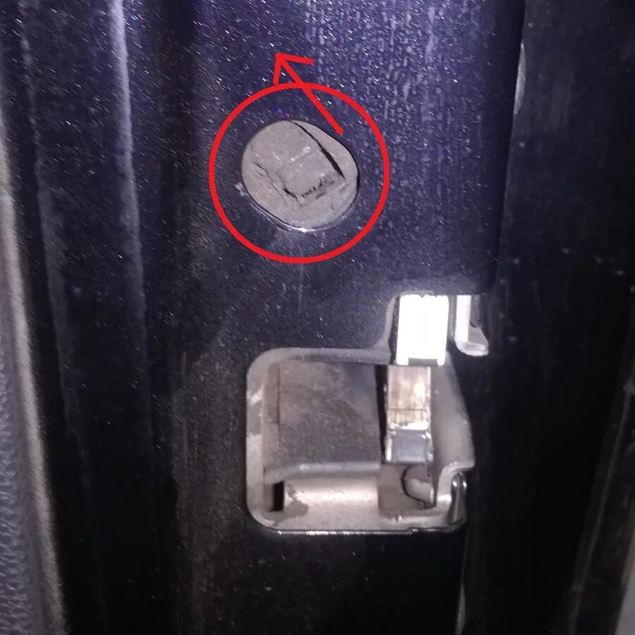 Как закрыть дверь багажника без аккумулятора