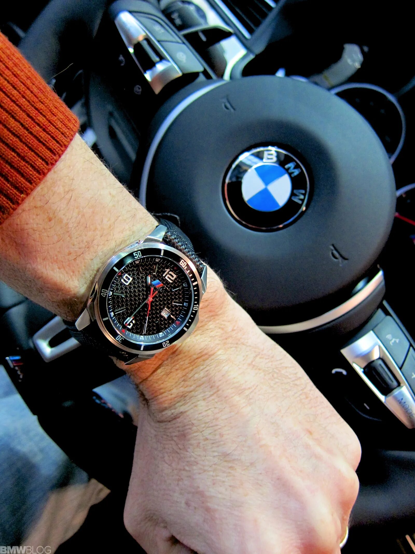 Часы за станком 5. Часы BMW Limited Edition. Часы на руке. Часы в машину. Мужские часы на руке.