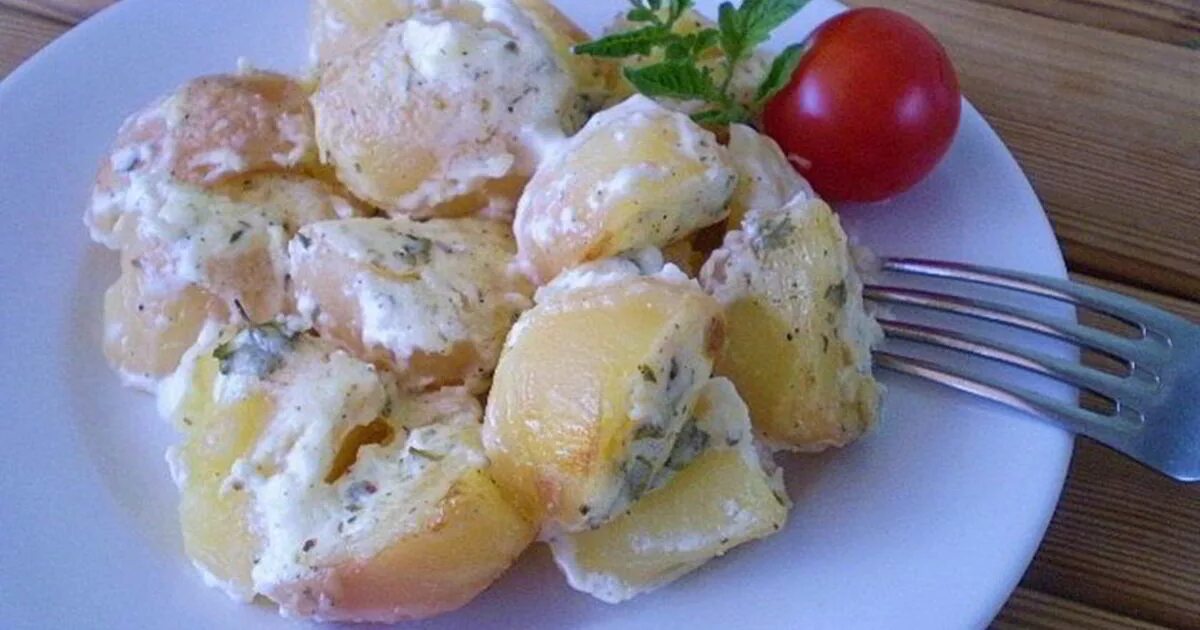 Картофель под соусом. Запеченная картошка в сливочном соусе. Картофель под сметанным соусом. Картофель запеченный в сметане.