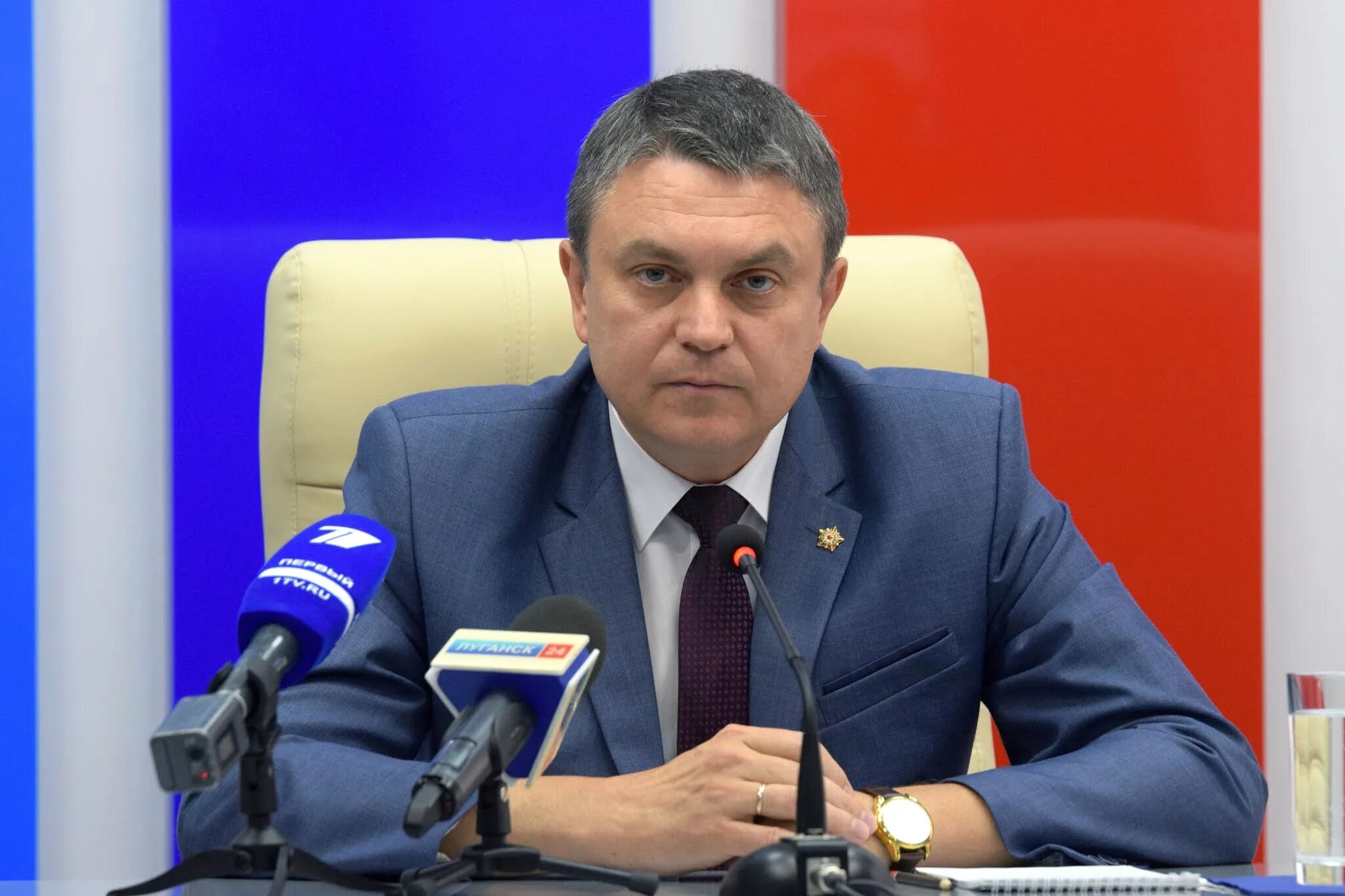 Глава луганской народной республики леонид пасечник. Пасечник леонид иванович лнр. Пасечник леонид иванович портрет. Портрет пасечника главы лнр. Леонид пасечник луганск.