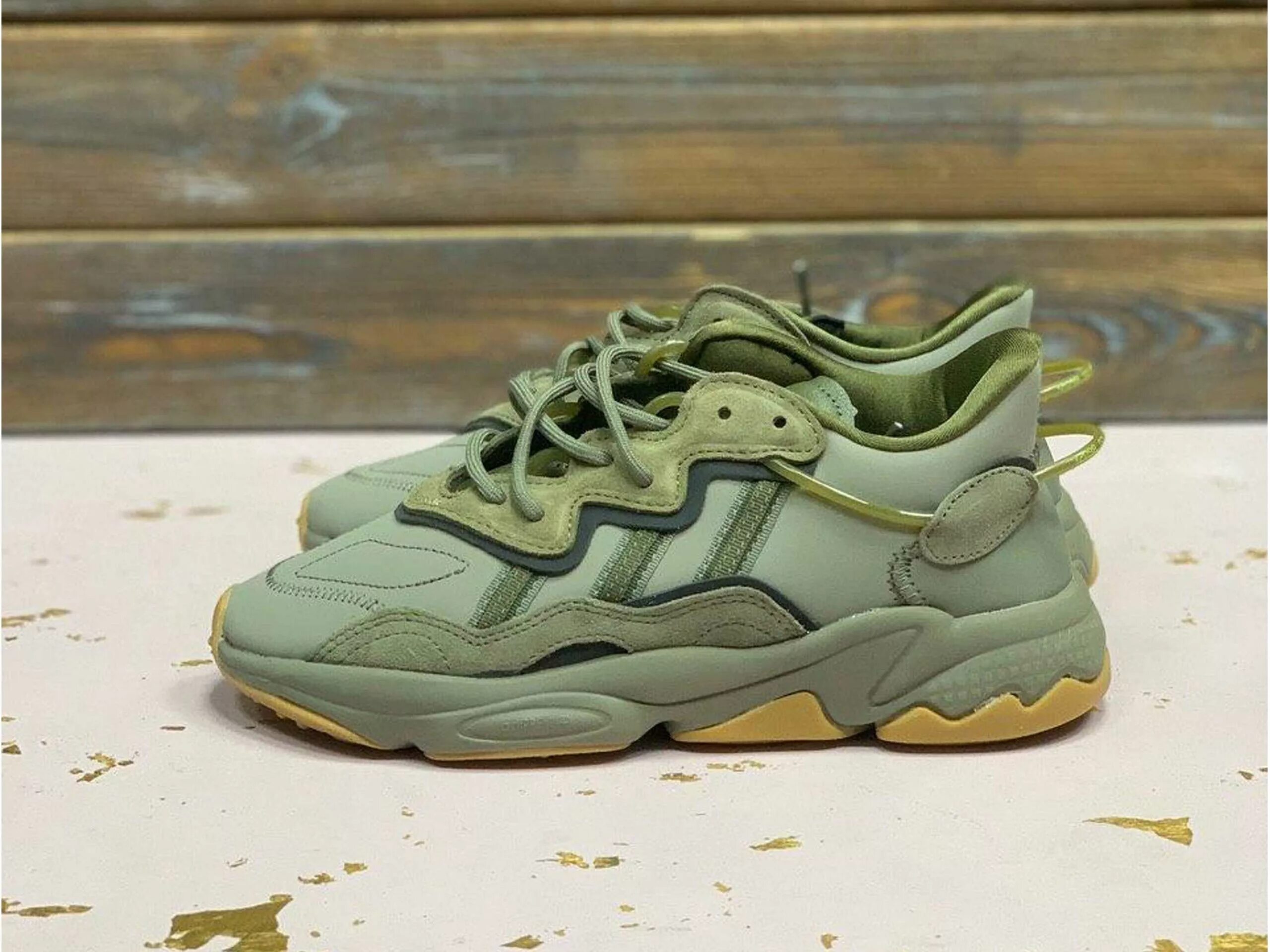 Озвига кроссовки адидас. Adidas Ozweego. Adidas кроссовки Ozweego. Adidas Ozweego зеленые. Adidas Ozweego Green Khaki.