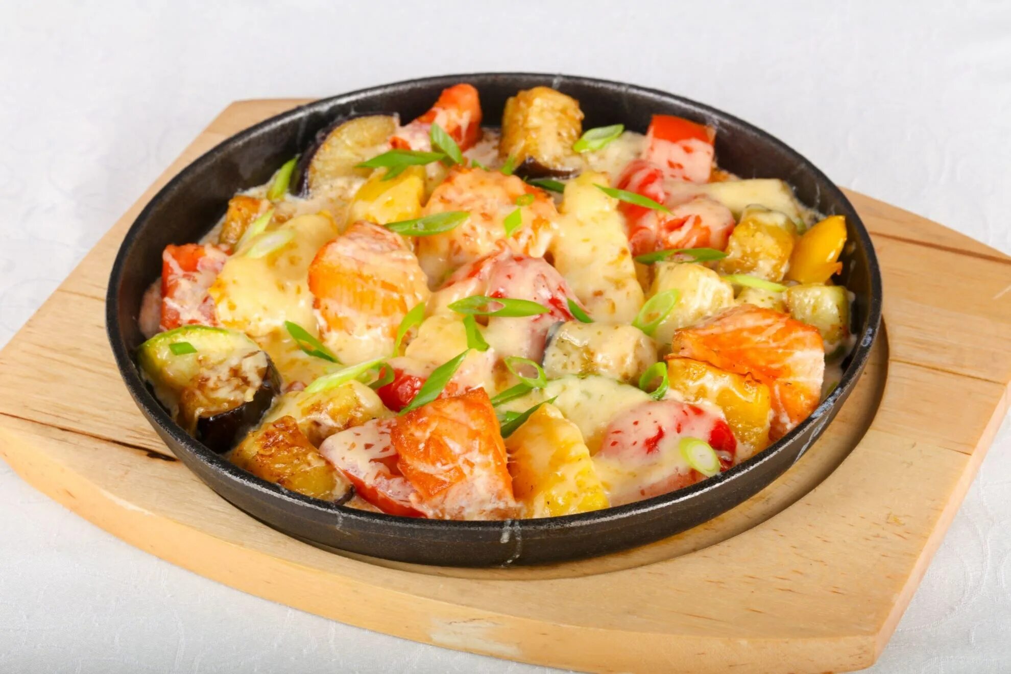 Картошка с помидорами и сыром на сковороде