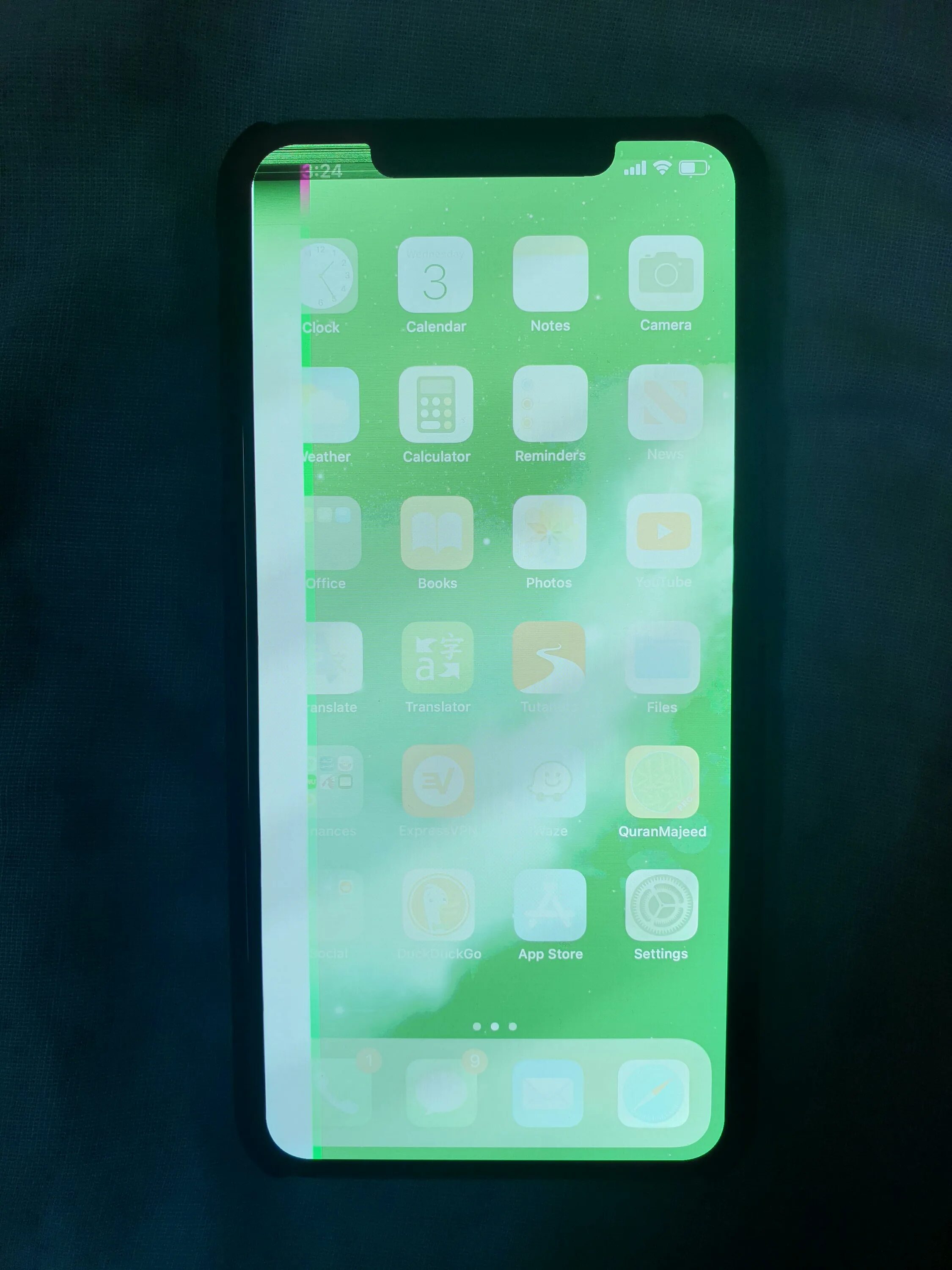 Iphone XS Max Screen. Iphone 12 Pro зеленый экран. Айфон 10 XS зеленый. Iphone XS Green. Почему экран становится зеленым