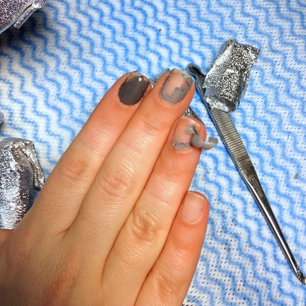 Содранное покрытие с ногтей. Плохой маникюр. Титановое покрытие для ногтей.