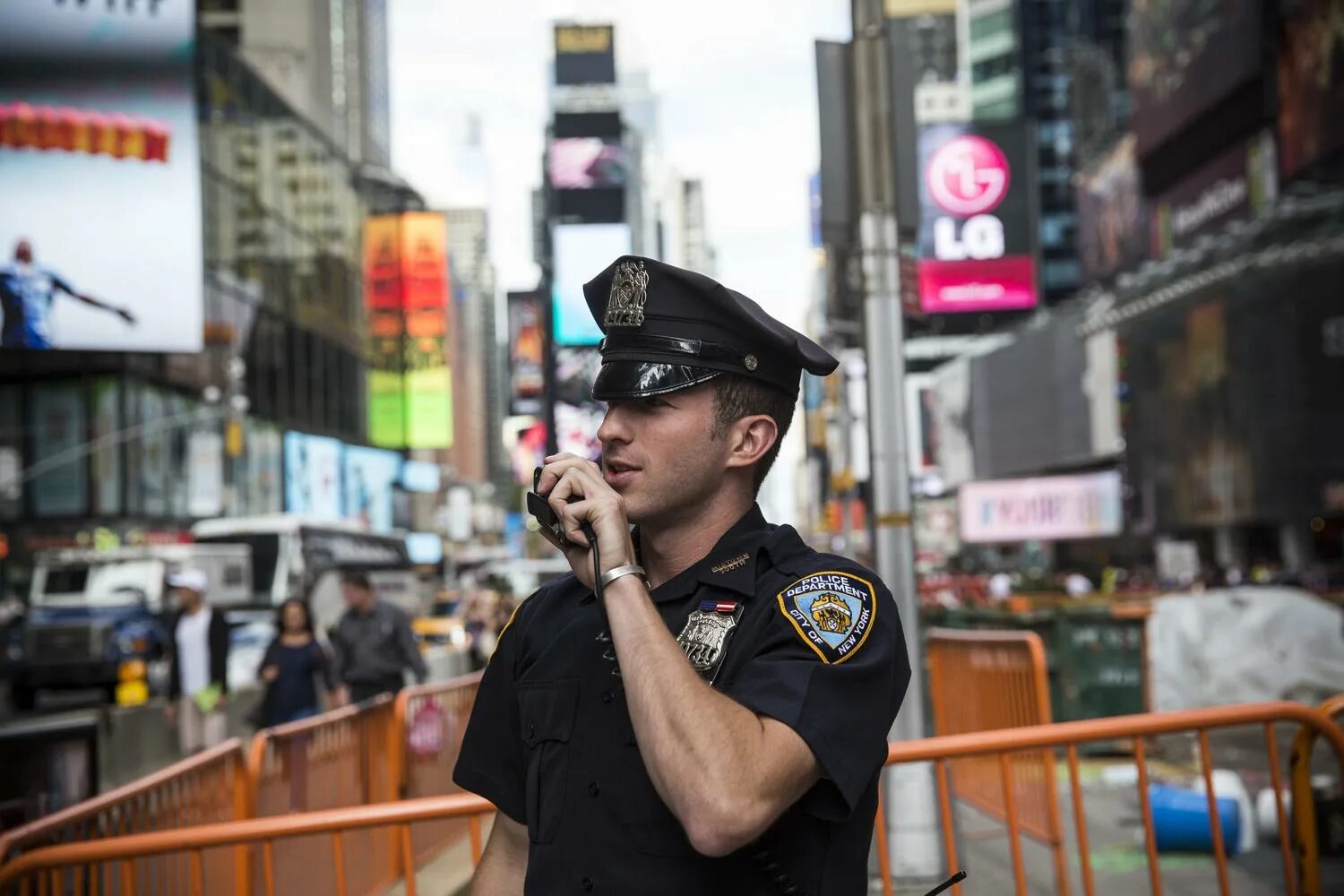 Полицейский Департамент Нью-Йорка. Полицейские NYPD. Нью Йорк полис Департамент. Полиция США Нью-Йорк. The policeman go