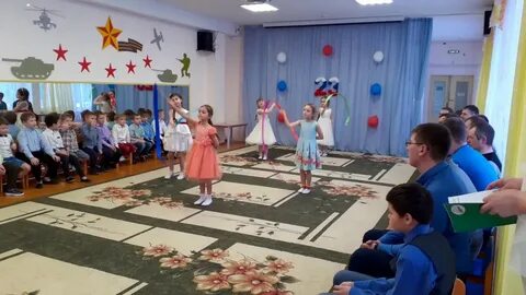 Танец ленты в саду