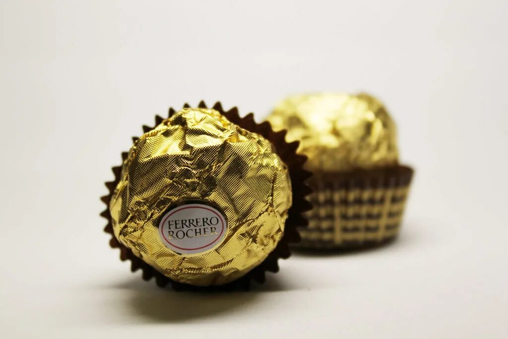 Ферреро Роше 212.5г. Ferrero Rocher Порошенко. Конфеты Ферреро. Ферреро Роше эмблема. Шампанское ферреро