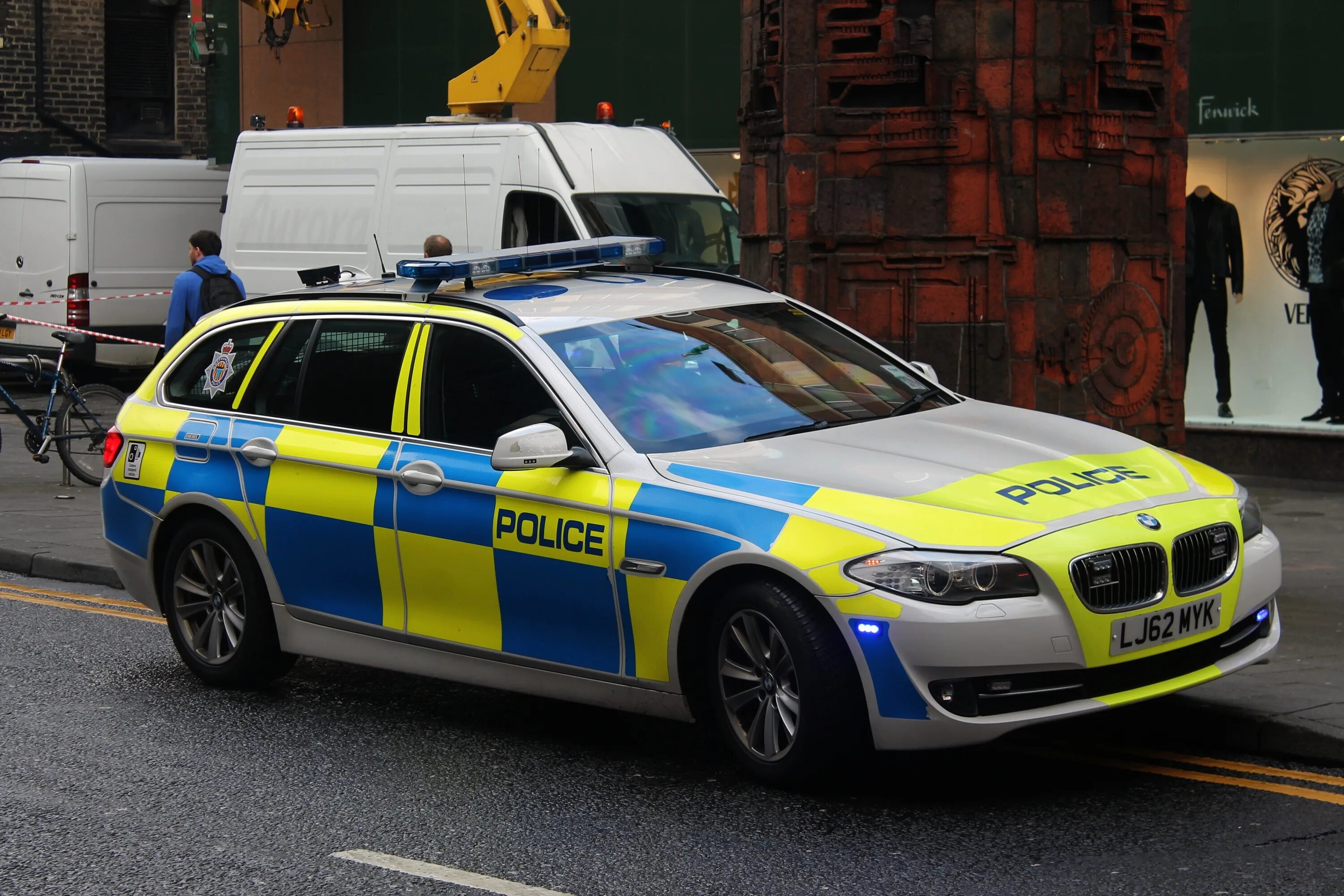 Сколько полицейских машин. BMW Police uk 2006. BMW Police uk 2004. Полицейская машина. Машина "полиция".